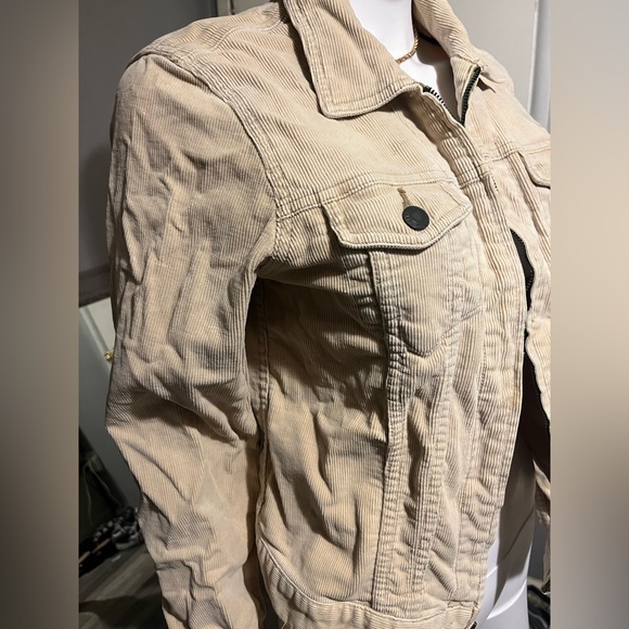 Abercrombie & Fitch - Picture 3 of 11